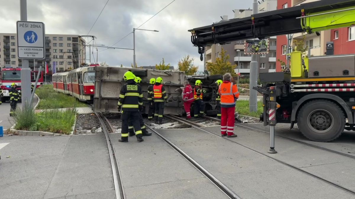 Tramvaj při nehodě na pražském Barrandově převrátila náklaďák. Zranil se jeho šofér